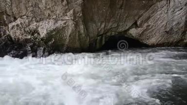 河流<strong>消失</strong>在洞穴里。 地下河。 河流进入地下。 <strong>消失</strong>的喀斯特河.. 波诺。 瀑布般的水。